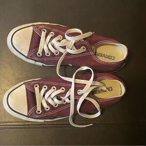 Oxblood Converse low-tops GUC
